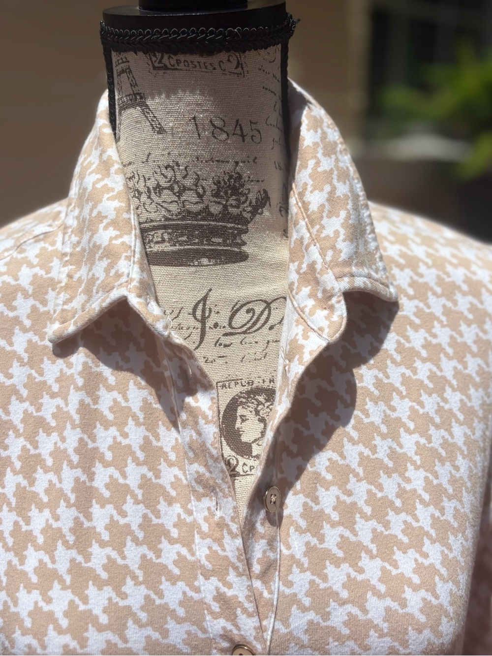 J. McLaughlin Women's Beige and White Houndstooth Button-Up Top - Picture 4 of 5